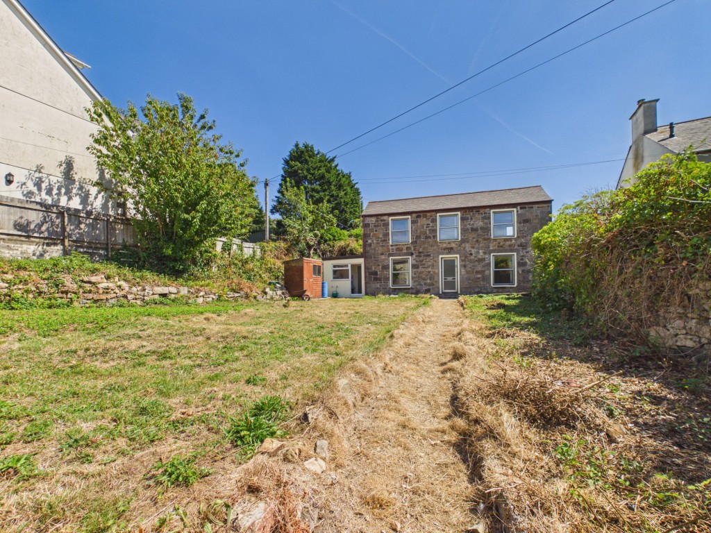 Lot: 225 - DETACHED THREE-BEDROOM HOUSE WITH LARGE GARDEN - Front elevation and garden
